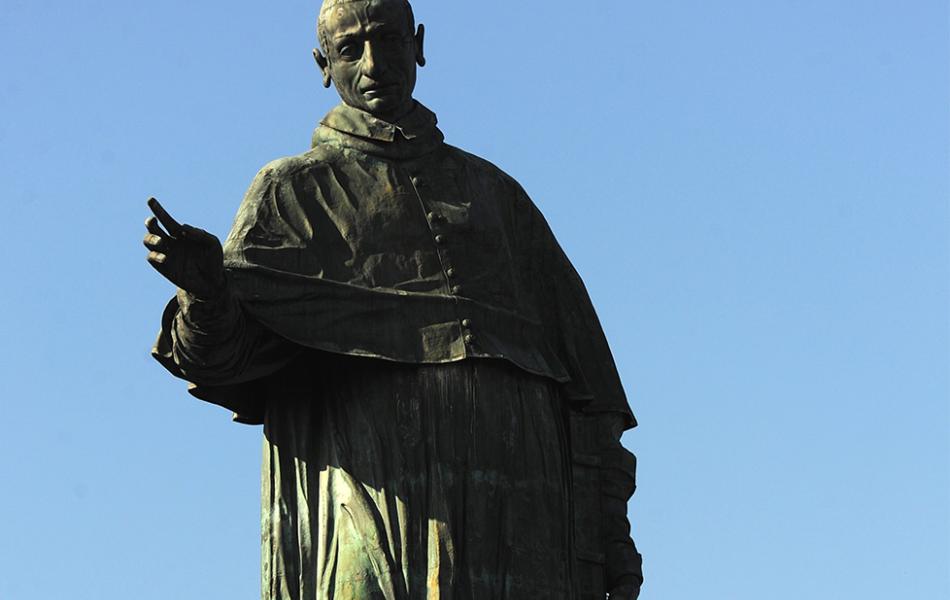 Statua di San Carlo Borromeo